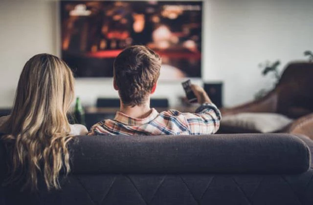 कामुक मां की घिनौनी हरकतें: 'काश तुम 18 साल के होते', गर्दन पर किया Kiss, कपड़े उतारे और...