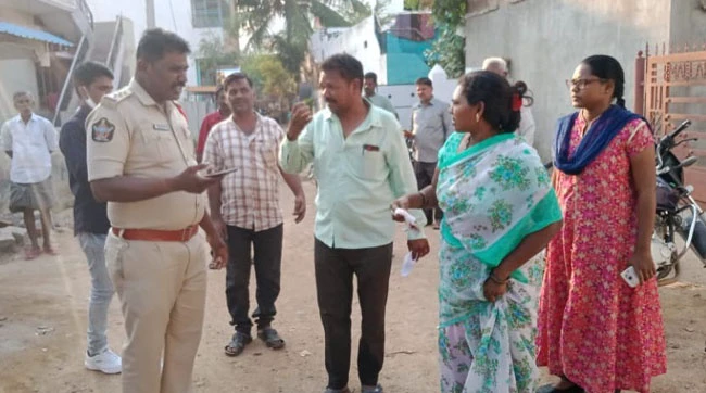 కళ్లలో కారం చల్లి హత్యాయత్నం