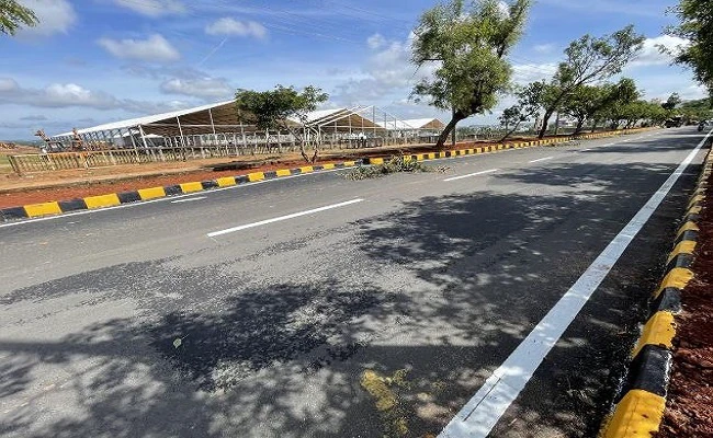 ಮೋದಿ ಎಂಟ್ರಿ ಕೊಡೋ ರಸ್ತೆಗಳು ಲಕ ಲಕ