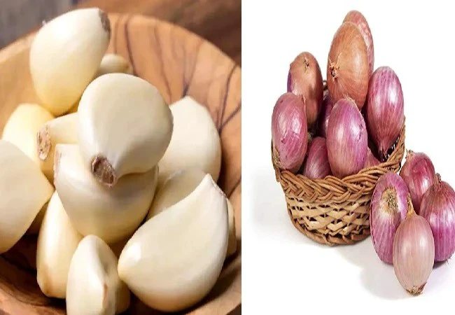 कच्चे प्याज और लहसुन के नुकसान: इन बीमारियों को बढ़ाते हैं, भूलकर भी न खाएं कच्चे प्याज और लहसुन के नुकसान: इन बीमारियों को बढ़ाते हैं, भूलकर भी न खाएं