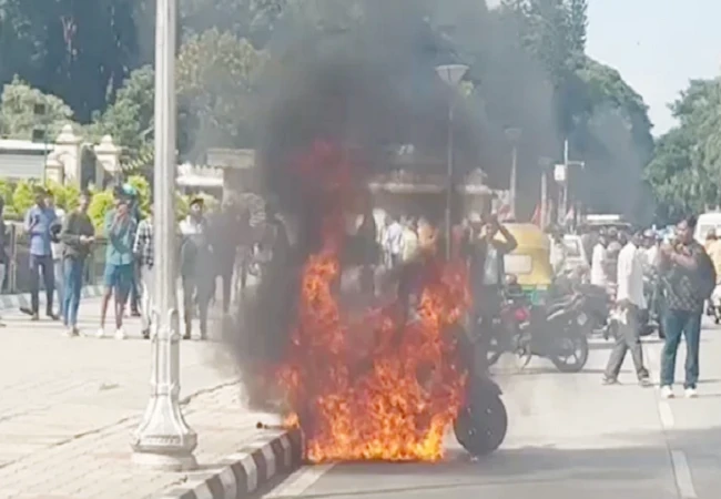 BREAKING : ಪೊಲೀಸರ ಮೇಲಿನ ಸಿಟ್ಟಿಗೆ ವಿಧಾನಸೌಧದ ಮುಂದೆಯೇ ಬೈಕ್ ಗೆ ಬೆಂಕಿ ಹಚ್ಚಿದ ಯುವಕ..!