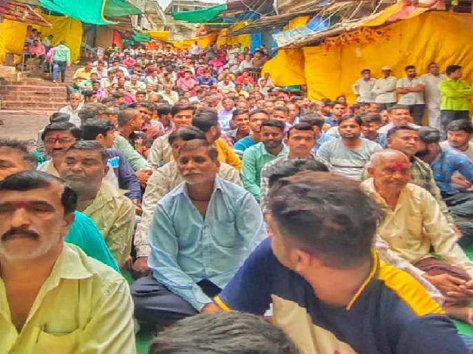 Kolhapur: Villagers' agitation outside Jotiba temple ..!