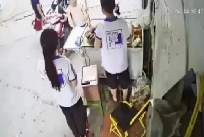 সারাদিনের বিক্রি মাত্র ৬০ মিনিটে! দুই স্কুল ছাত্রীর বুদ্ধিতে কপাল খুলল অসহায় ব্যবসায়ীর