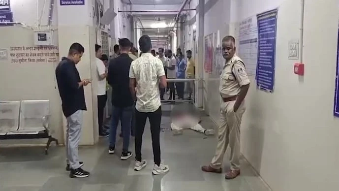 अस्पताल में दिनदहाड़े बॉयफ्रेंड ने गर्लफ्रेंड की गला रेतकर हत्या कर दी? CCTV में कैद हुआ दिल दहला देने वाला वीडियो अस्पताल में दिनदहाड़े बॉयफ्रेंड ने गर्लफ्रेंड की गला रेतकर हत्या कर दी? CCTV में कैद हुआ दिल दहला देने वाला वीडियो