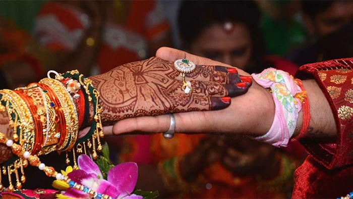 अशिक्षित दूल्हा, पैसे भी नहीं गिन पाया, दुल्हन ने बीच रास्ते तोड़ी शादी अशिक्षित दूल्हा, पैसे भी नहीं गिन पाया, दुल्हन ने बीच रास्ते तोड़ी शादी