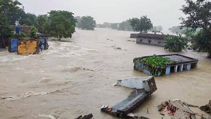 गांव में आई बाढ़, सब भागने लगे, भक्त नहीं गया, बोला भगवान मुझे बचाएंगे, जाने फिर क्या हुआˌ