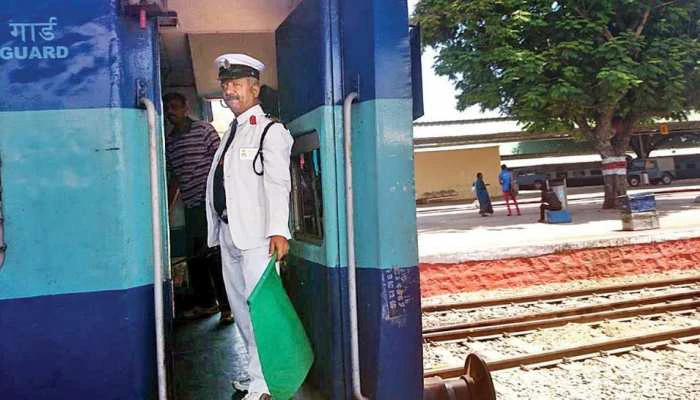 Indian Railways Rule: रेल मंत्रालय का बड़ा फैसला, अब ट्रेनों में नहीं होंगे Guard! जानिए क्यों