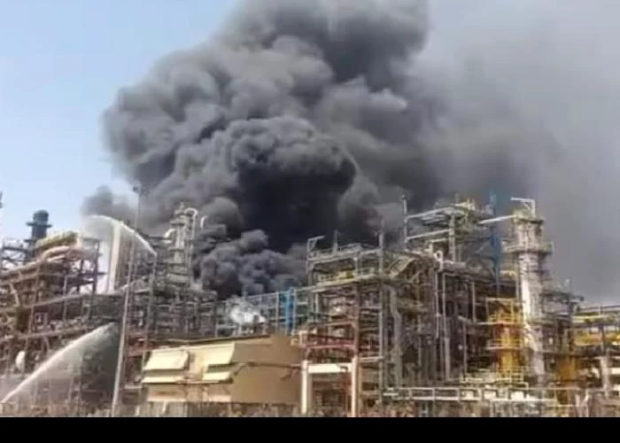 আগুনের লেলিহান শিখায় পচপদ্রা রিফাইনারি! স্থগিত মোদীর হাই-প্রোফাইল উদ্বোধন কর্মসূচি