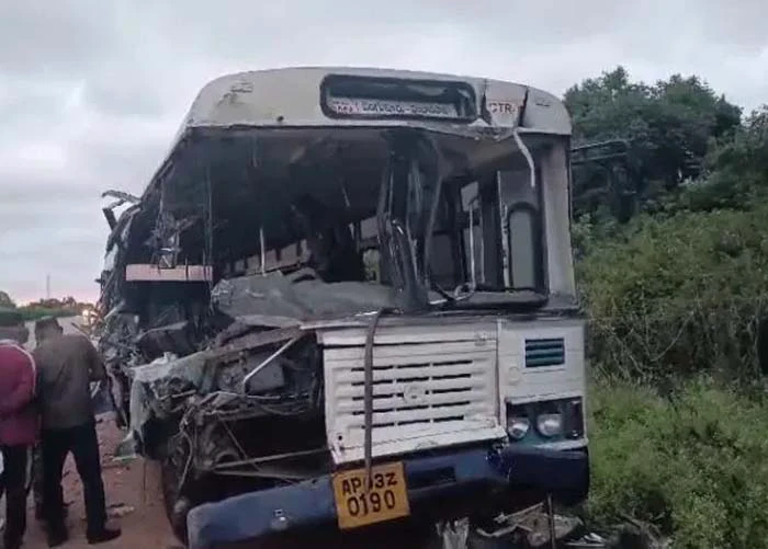 ತಿರುಪತಿಯಿಂದ ಬರುತ್ತಿದ್ದ ಆಂಧ್ರ ಬಸ್, ಲಾರಿ ನಡುವೆ ಭೀಕರ ಅಪಘಾತ : ಮೂವರ ದುರ್ಮರಣ