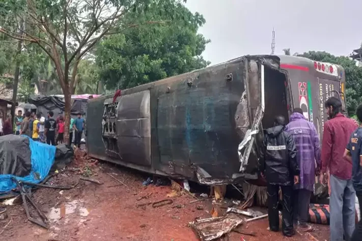 ಬೆಂಗಳೂರು ಕಡೆಯಿಂದ ಮಂಗಳೂರು ಕಡೆಗೆ ಬರುತ್ತಿದ್ದ ಖಾಸಗಿ ಬಸ್ ಪಲ್ಟಿ: ಹಲವರಿಗೆ ಗಾಯ