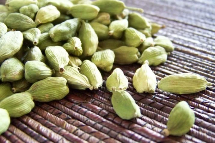 रात को सिर्फ 2 इलायची का सेवन बदल देगा आपकी सेहत, 5 दिनों में दिखेगा असर!