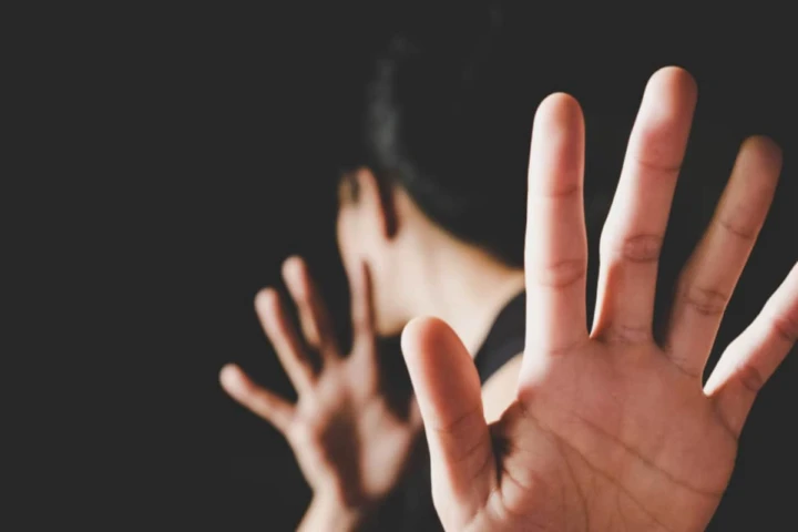 'பல வருடங்களாக என் மீது தன்னை கட்டாயப்படுத்திக் கொண்டார்': தந்தை மீது பாலியல் பலாத்காரக் குற்றச்சாட்டு சுமத்திய டீன் ஏஜ் பெண், 'துஷ்பிரயோகம் செய்வதற்கு முன்பு ஆபாசப் படம் பார்த்தேன்' என்கிறார்.