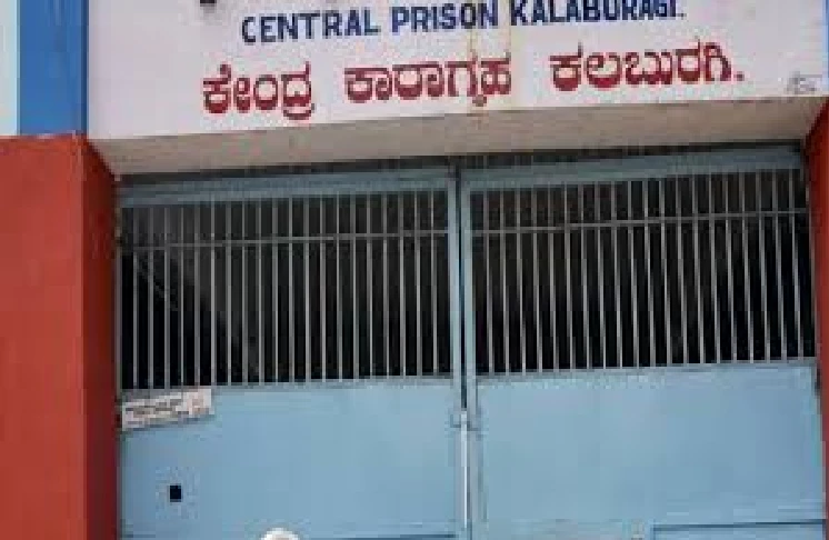 BREAKING : ಕಲಬುರ್ಗಿ ಕೇಂದ್ರ ಕಾರಾಗೃಹದ ಮೇಲೆ ಕಮಿಷನರ್ ನೇತೃತ್ವದಲ್ಲಿ ರೇಡ್ : ಮೊಬೈಲ್ ಸೇರಿದಂತೆ ಹಲವು ವಸ್ತು ಜಪ್ತಿ!