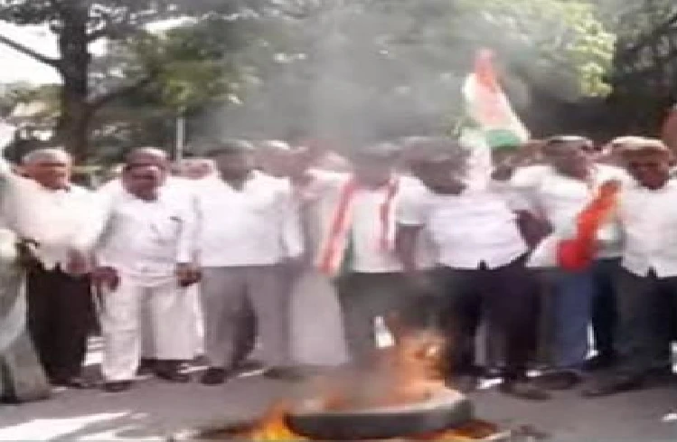 BREAKING : ರಾಜ್ಯಾದ್ಯಂತ ಸಿಡಿದೆದ್ದ `ಕೈ' ಕಾರ್ಯಕರ್ತರು : ರಾಜ್ಯಪಾಲರ ಭಾವಚಿತ್ರಕ್ಕೆ ಮಸಿ ಬಳಿದು ಆಕ್ರೋಶ!