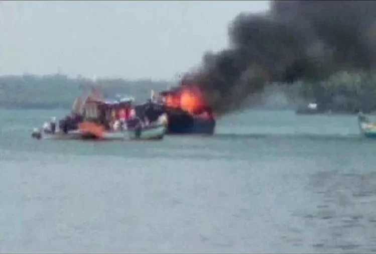 Kerala: A boat caught fire, sailors saved lives by jumping into the sea