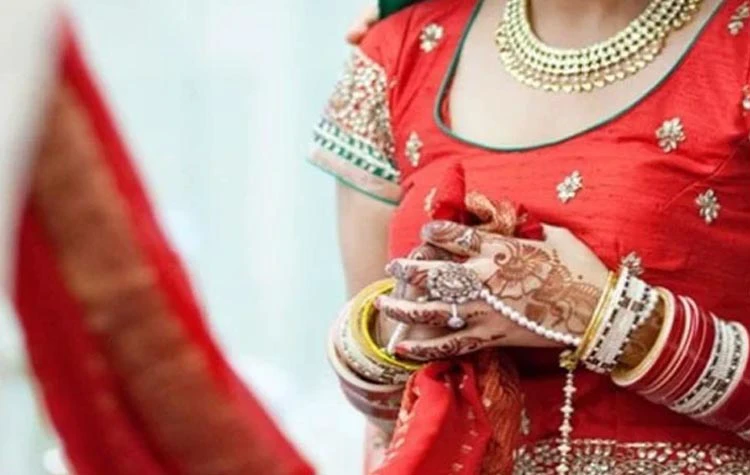 शादी की रात हुई अजीब घटना, दूल्हे के सामने से प्रेमिका को लेकर भागा प्रेमी! शादी की रात हुई अजीब घटना, दूल्हे के सामने से प्रेमिका को लेकर भागा प्रेमी!
