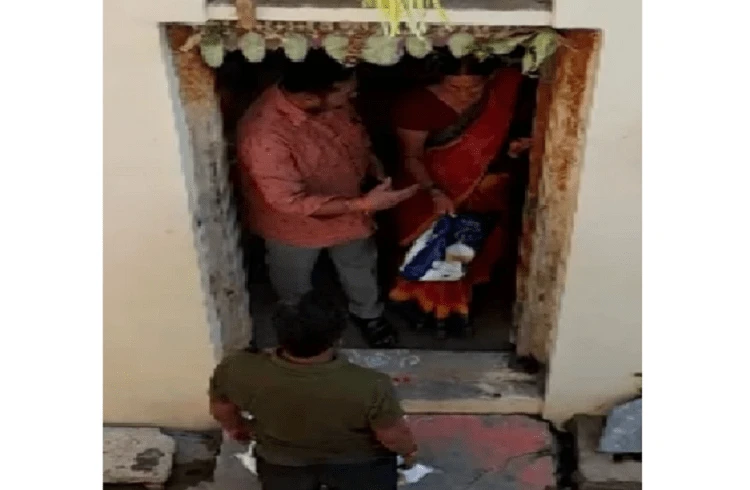 'ಕೊರೊನಾ' ಕಷ್ಟಕಾಲದಲ್ಲಿ ಏನೂ ಕೊಡಲಿಲ್ಲ : ನಿರಾಣಿ ಹಂಚಿದ 'ಸಕ್ಕರೆ' ತಿರಸ್ಕರಿಸಿದ ಲೇಡಿ