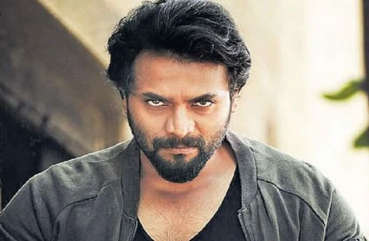 ರೋರಿಂಗ್ ಸ್ಟಾರ್ ಶ್ರೀಮುರಳಿ ಮೊಣಕಾಲಿಗೆ ಶಸ್ತ್ರಚಿಕಿತ್ಸೆ : 3 ತಿಂಗಳು ಡ್ಯಾನ್ಸ್, ಫೈಟ್ ಮಾಡದಂತೆ ವೈದ್ಯರ ಸೂಚನೆ