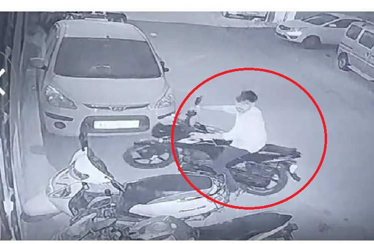 ಬೆಂಗಳೂರಲ್ಲಿ ಪಲ್ಸರ್ ಬೈಕ್ ಕದ್ದು ಖತರ್ನಾಕ್ ಕಳ್ಳ ಎಸ್ಕೇಪ್ : ಸಿಸಿಟಿವಿಯಲ್ಲಿ ದೃಶ್ಯ ಸೆರೆ