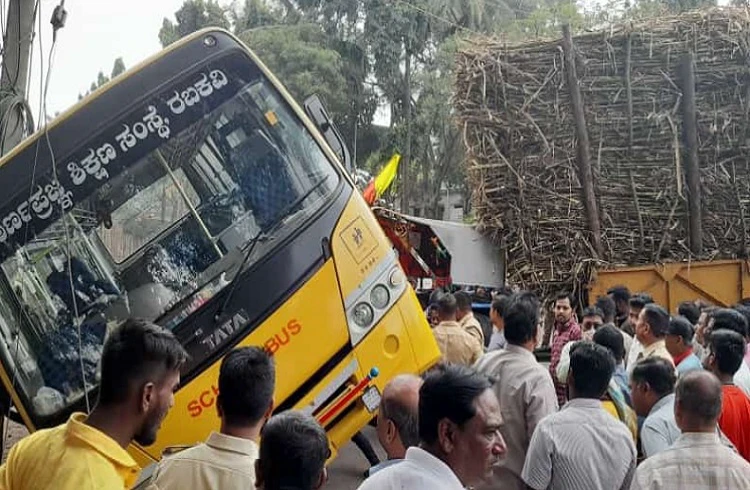 ಓವರ್ ಟೇಕ್ ಮಾಡೋದಕ್ಕೆ ಹೋಗಿ ಶಾಲಾ ಬಸ್ ಕರೆಂಟ್ ಕಂಬಕ್ಕೆ ಡಿಕ್ಕಿ: ತಪ್ಪಿದ ಭಾರೀ ಅನಾಹುತ