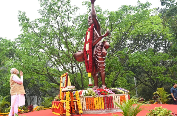 ಪ್ರಧಾನಿ ಮೋದಿಯಿಂದ ಕನಕದಾಸ ಪ್ರತಿಮೆಗೆ ಪುಷ್ಪಾರ್ಚನೆ