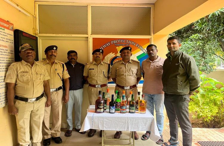 ಮೈಸೂರಿನ ನೈರುತ್ಯ ರೈಲ್ವೆಯಿಂದ ಅಕ್ರಮವಾಗಿ ರೈಲಿನಲ್ಲಿ ಸಾಗಿಸುತ್ತಿದ್ದ ಮದ್ಯ ವಶಕ್ಕೆ