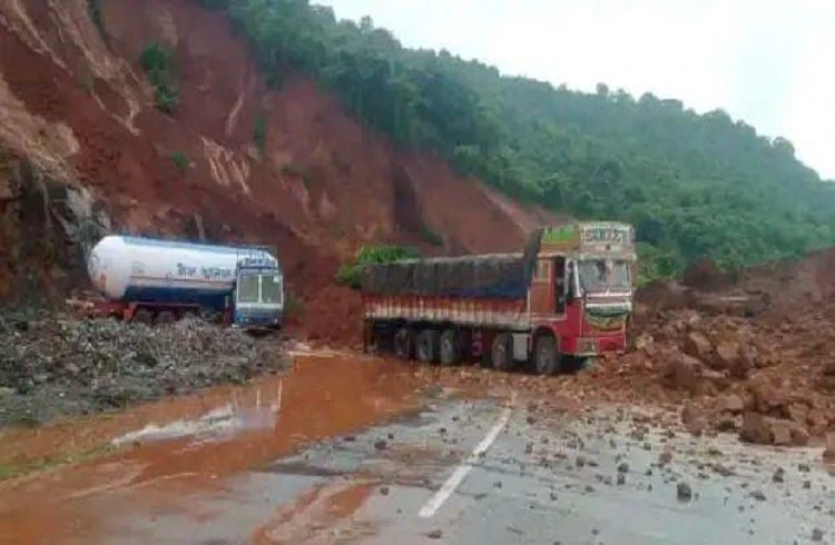 BIG UPDATE : ಕಾರವಾರ ಗುಡ್ಡ ಕುಸಿತ ಪ್ರಕರಣ : ಮಣ್ಣಿನ ಅಡಿ ಸಿಲುಕಿದ್ದು 9 ಜನ ಅಲ್ಲ 20 ಜನರು?