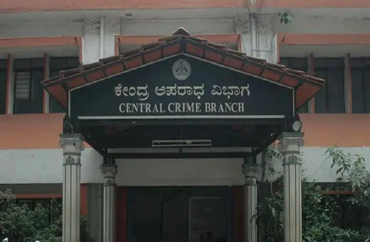 ಧಾರವಾಡ : ಅಕ್ರಮವಾಗಿ ಸಾಗಿಸುತ್ತಿದ್ದ 'ಸ್ಪಿರಿಟ್' ವಾಹನದ ಮೇಲೆ 'CCB' ದಾಳಿ : 2 ಲಕ್ಷ ಮೌಲ್ಯದ ಸ್ಪಿರಿಟ್ ಜಪ್ತಿ