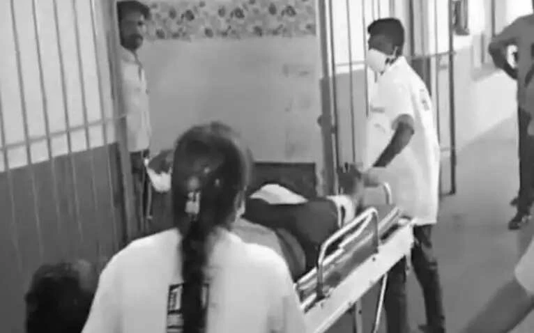 ஆலங்குளத்தில் பயங்கரம்! கள் இறக்கிய நபரை துப்பாக்கியால் சுட்ட போலீஸ்