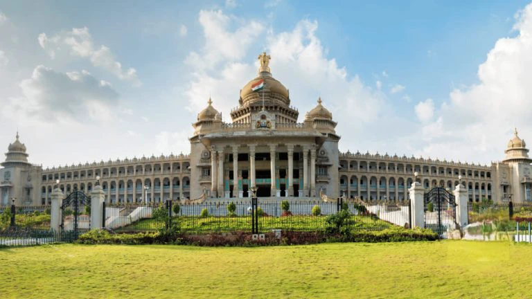 ಗಮನಿಸಿ: 1000 ಗ್ರಾಮ ಆಡಳಿತ ಅಧಿಕಾರಿ ಹುದ್ದೆಗಳ ಅರ್ಜಿ ಶುಲ್ಕ ನಾಳೆ ಕೊನೆಯ ದಿನ!