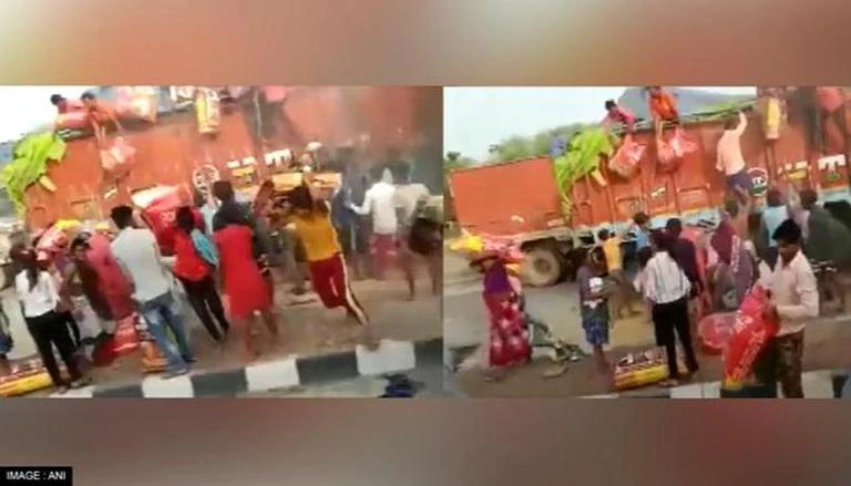 In Chhattisgarh, People Steal Chana Sacks From Truck After It Collides With Another Truck