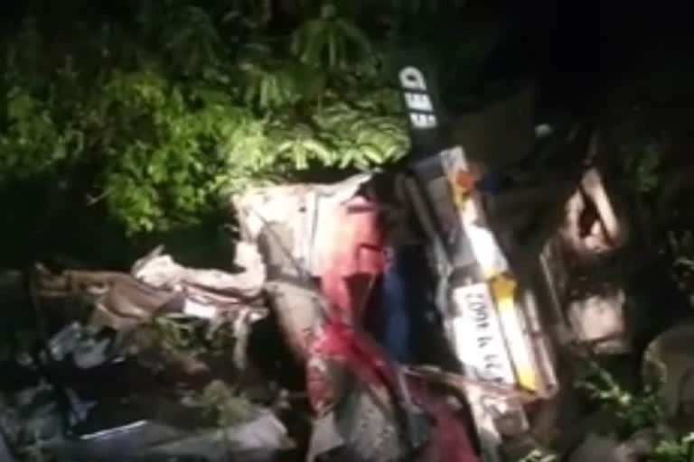 Karnataka: Seven killed as cruiser rams into tree in Dharwad