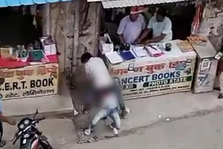 Young Man Stabbed To Death: दिल्ली में 3 हजार रुपए के लिए युवक की चाकू गोदकर हत्या, दिल दहलाने वाला वीडियो देखें