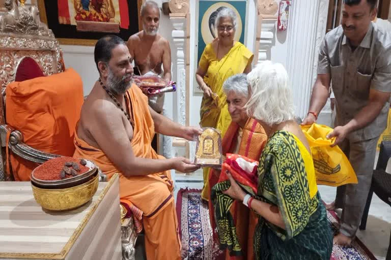 ಮಂತ್ರಾಲಯಕ್ಕೆ ಭೇಟಿ ನೀಡಿದ ಬ್ರಿಟನ್ ಪ್ರಧಾನಿ​ ರಿಷಿ ಸುನಕ್‌ ಪೋಷಕರು