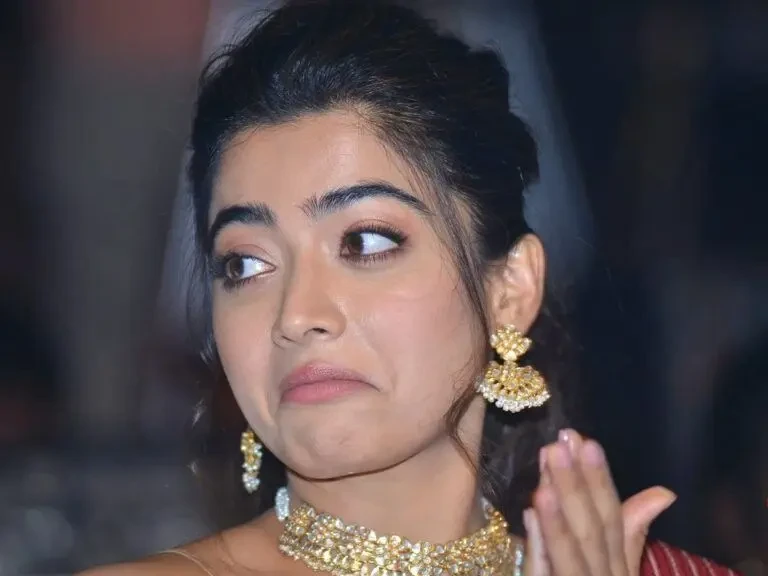 Rashmika Exposes Sukumar's Major Problem