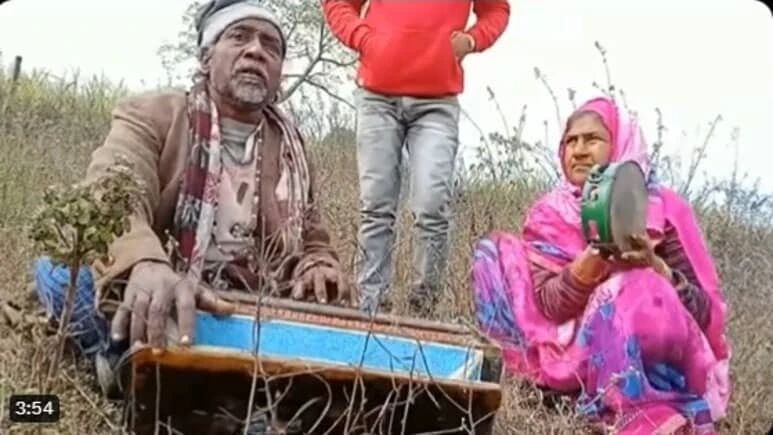 बुजुर्ग कपल ने कुछ ऐसे गाया लता-मुकेश का गाना हर कोई रह गया हैरान, अधेड़ उम्र में लगाए ऐसे सुर सोचना भी मुश्किल, लोग बोले- इसे बोलते हैं टैलेंट