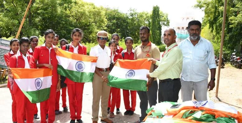 இல்லம் தோறும் தேசியக் கொடி.! ஆகஸ்ட் 13 முதல் 15 வரை நாடு முழுவதும்.! மத்திய அரசு அதிரடி.!