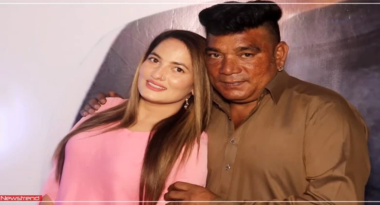 मटन खिलाकर नौकर ने पटा ली मालकिन! 55 की उम्र में किया 22 साल की हसीना से निकाह! मटन खिलाकर नौकर ने पटा ली मालकिन! 55 की उम्र में किया 22 साल की हसीना से निकाह!
