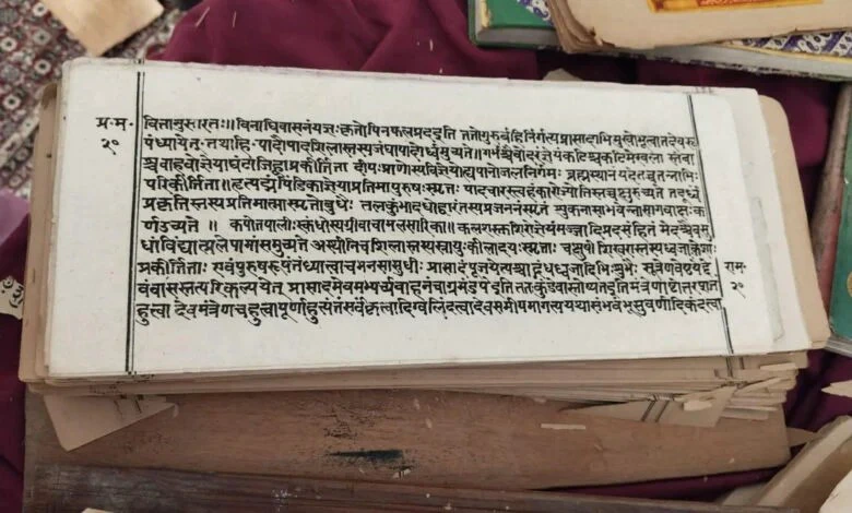 मिट्टी के नीचे मिला इतिहास का खजाना और 18 दुर्लभ प्राचीन पांडुलिपियां!