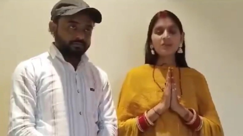 शादीशुदा अली के साथ फरार हुई हिंदू लड़की, बाप से बोली- मेरे शौहर को छूना मत ) “ > • ˌ शादीशुदा अली के साथ फरार हुई हिंदू लड़की, बाप से बोली- मेरे शौहर को छूना मत ) “ > • ˌ