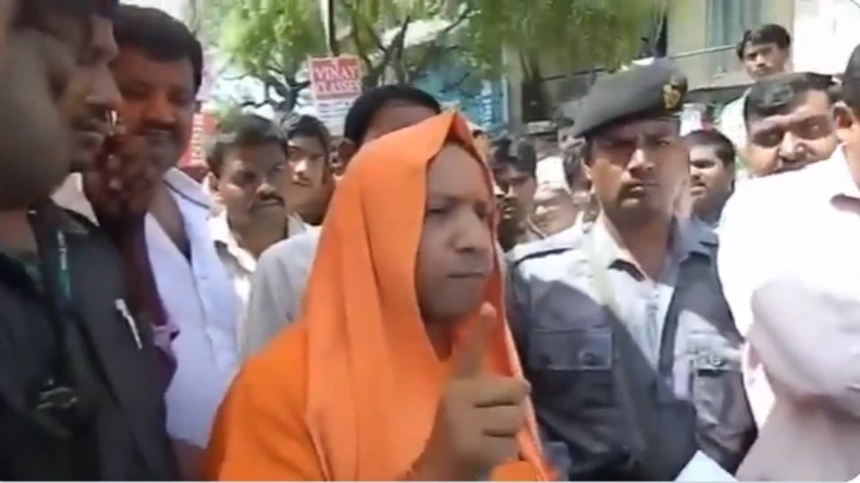 तुरंत वर्दी उतार दो.बीच सड़क पर पुलिस वाले की योगी ने निकाली सारी हेकड़ी, दे डाली खुली चुनौती