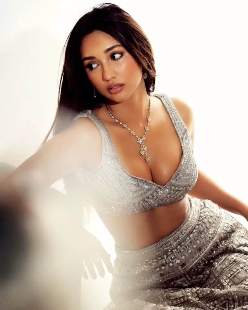 Viral: Exposing Saree - Bollywood Ruining Culture?