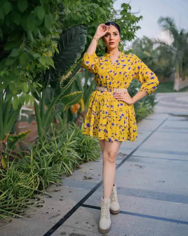 Sreemukhi : బుల్లి గౌనులో శ్రీముఖి సూపర్ పోజులు..
