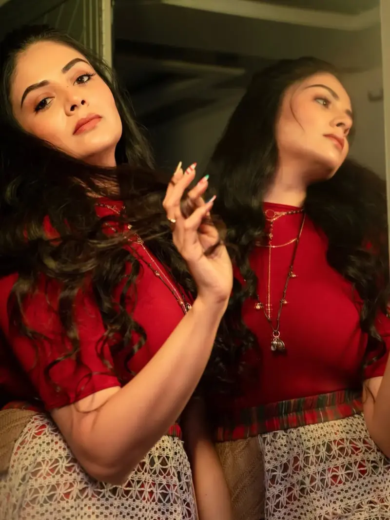 Anchor Sreemukhi: ఎరుపు రంగులో మెరిసిపోతున్న శ్రీముఖి.. హాట్ చూపులతో కుర్రకారు క్లీన్ బౌల్డ్