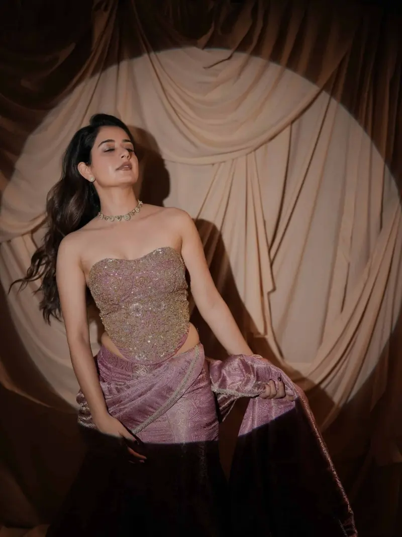 Pic Talk: Ashika Shines In Golden Glam