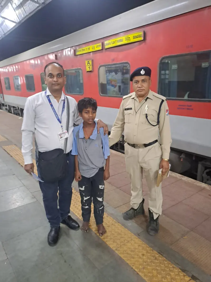 ट्रेन के एसी कोच में अकेले बिना टिकट यात्रा कर रहे नाबालिग बालक को डिप्टी सीटीआई ने आरपीएफ को सौंपा