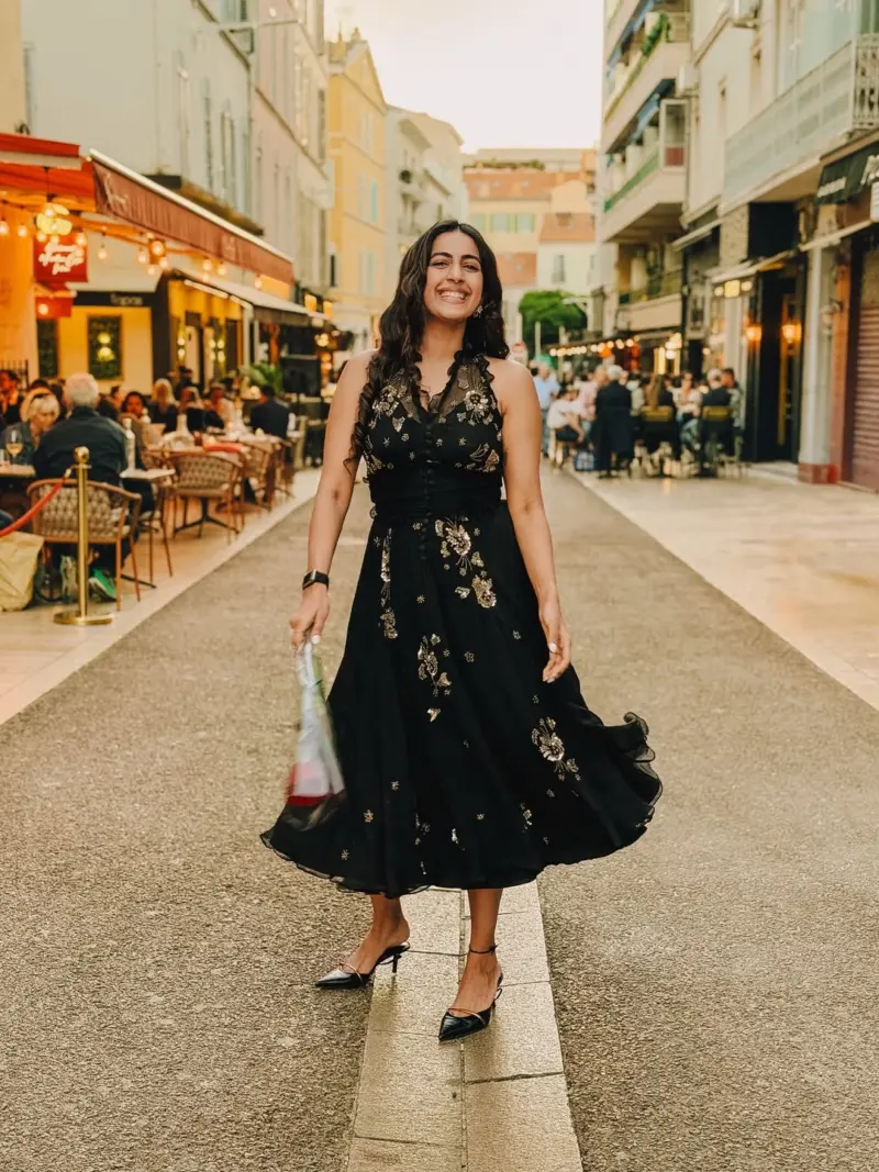 Niharika Konidela : ఫ్రాన్స్ వీధుల్లో నిహారిక.. రోజా పువ్వుతో ఎదురుచూపులు..