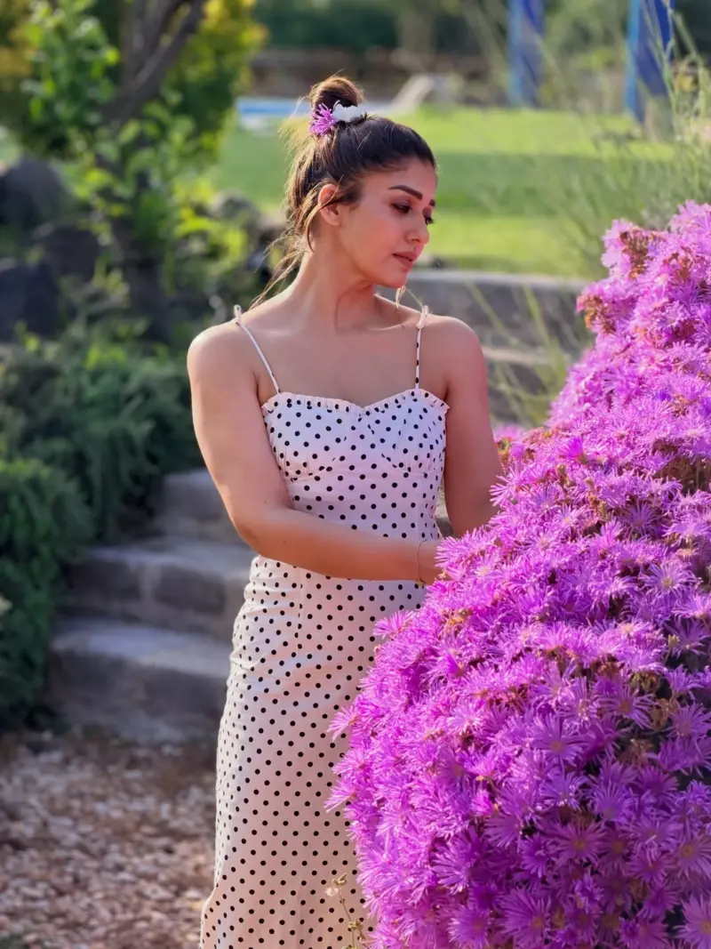 Nayanthara : పూల మధ్యలో లేడిసూపర్ స్టార్‌.. నయనానందమే.. ఫ్యామిలీతో.. క్యూట్ ఫోటోలు వైరల్‌