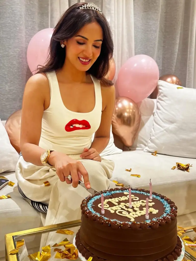 Sonal Chauhan : సోనాల్ చౌహన్ బర్త్ డే సెలబ్రేషన్స్.. కేక్ కటింగ్ ఫొటోలు..