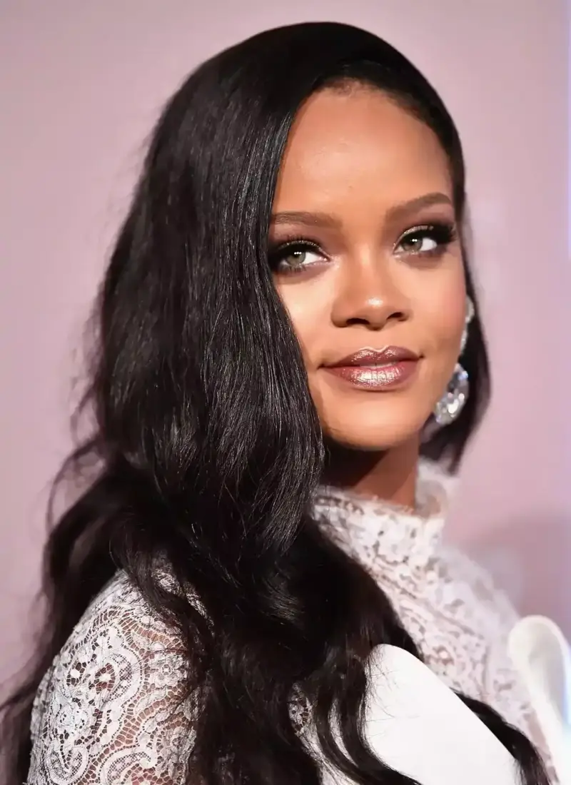 Rihanna wins hearts in Mumbai after inviting Paparazzi to pose with her, viral video delights fans